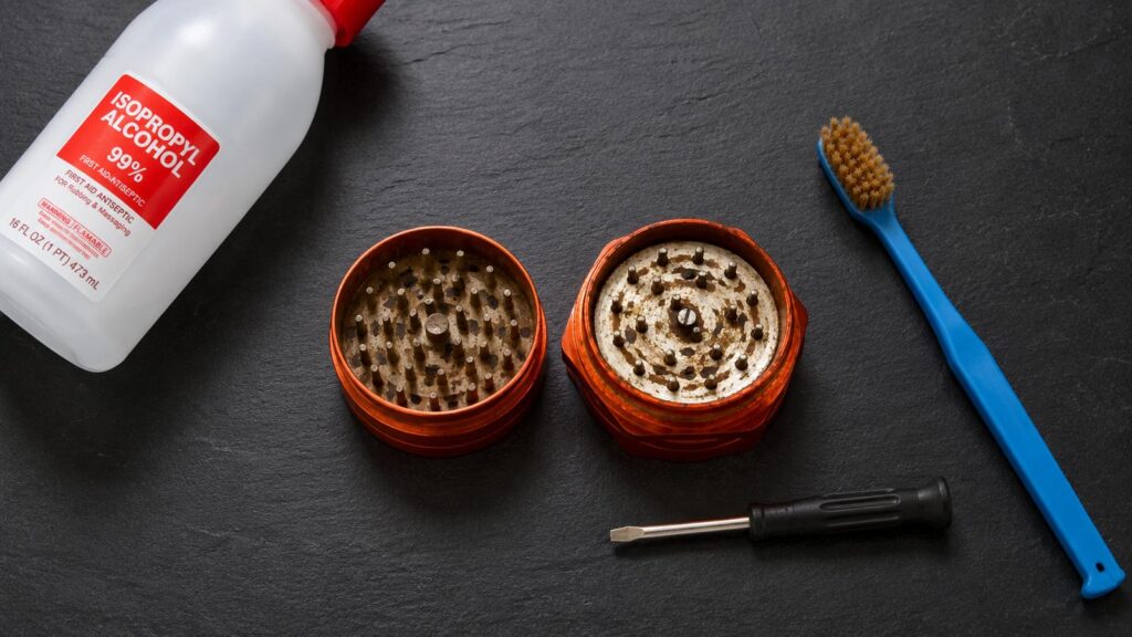 Cómo limpiar un grinder de aluminio Quick Grinder naranja desmontado con cepillo